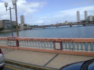 Pontes do Recife perdem a beleza em meio a pichações